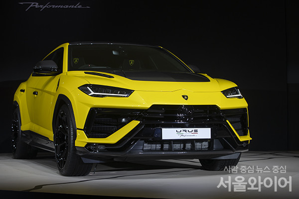 23일 오전 서울 서초구 소재 가빛섬에서 열린 람보르기니 SUV 우루스 퍼포만테 출시 행사가 개최된 가운데 제품이 전시돼 있다.