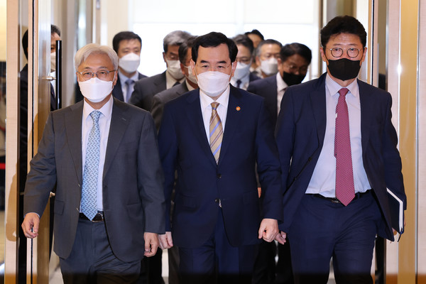 이창양 산업통상자원부 장관이 26일 대한상공회의소에서 열린 10대 그룹 사장단 간담회에 참석하고 있다. 사진=연합뉴스 제공