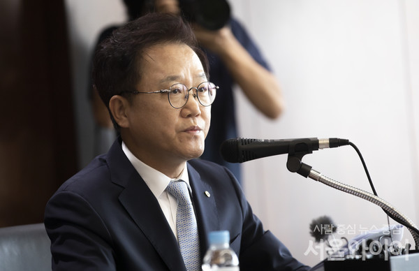 강석훈 회장이 26일 오후 기자회견에 참석, 발언을 하고 있다.