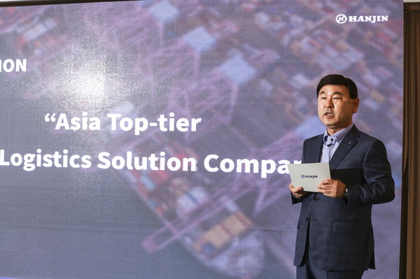 지난 6월 서울 중구 소공동 롯데호텔에서 열린 ‘한진 로지버스 아일랜드’ 오픈 기념 기자간담회에서 노삼석 대표이사 사장이 경영 목표를 발표하고 있다. 사진=한진 제공