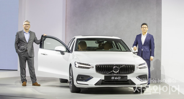 27일 서울 중구 웨스틴조선호텔에서 열린 신형 S60과 V60 크로스컨트리 미디어 론칭 행사에서 닉 코너 볼보자동차 APEC 총괄과 이윤모 볼보자동차코리아 대표가 기념 사진을 촬영하고 있다. 사진=이태구 기자