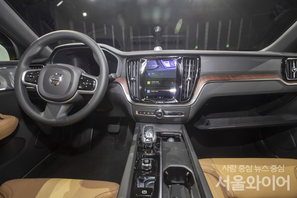 두 차량에는 볼보자동차코리아가 한국시장을 위해 300억원을 투자해 티맵 모빌리티와 공동으로 개발한 첨단 인포테인먼트 서비스가 기본 탑재됐다. 사진=이태구 기자