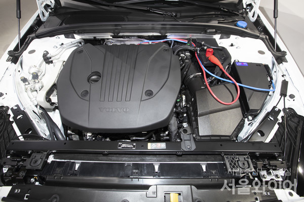 신형 S60과 V60 크로스컨트리는 가솔린엔진 기술을 기반으로 한 250마력 마일드 하이브리드(B5) 엔진과 8단 변속기의 조합으로 선보인다. 사진=이태구 기자