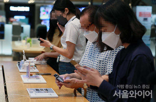 국내 이통3사들이 삼성전자 갤럭시Z4 시리즈의 공시지원금을 일부 인상한 것으로 알려졌다. 사진=서울와이어 DB