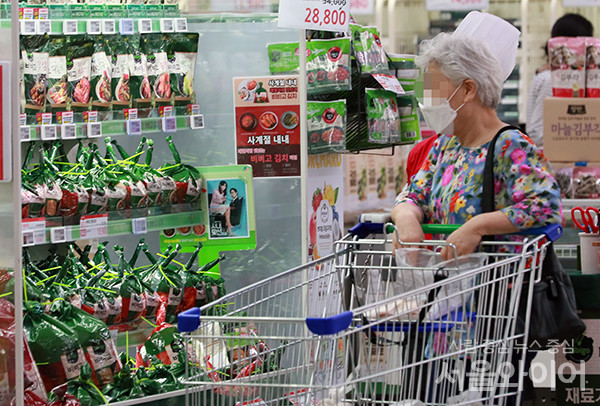 서울 대형마트를 찾은 시민이 장을 보고 있다. 사진=서울와이어 DB
