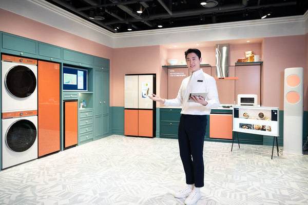 삼성전자 모델이 서울 논현동에 위치한 삼성 디지털프라자 강남본점에서 '스마트싱스 홈 라이프' 체험존을 소개하고 있다. 사진=삼성전자 제공