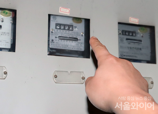4분기 전기요금 인상이 발표된 가운데 23일 오전 서울 한 오피스텔에 전기 계량기가 설치돼 있다.