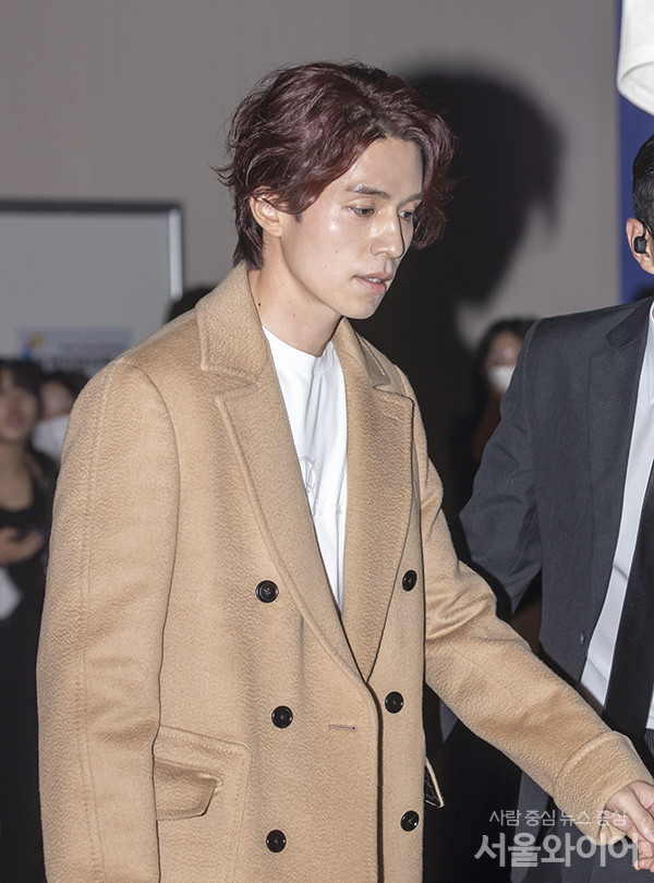 배우 이동욱이 행사장으로 입장하고 있다.