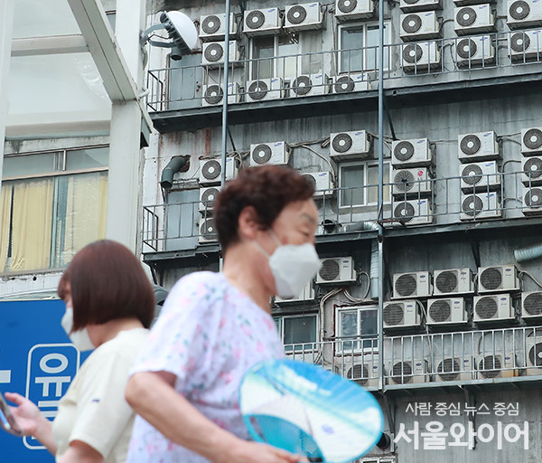 한국전력은 다음 달 1일부터 모든 소비자의 전기요금을 킬로와트시(kWh)당 총 7.4원 인상하기로 했다.  사진=서울와이어 DB