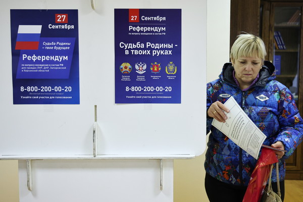 지난달 23일(현지시간) 러시아 수도 모스크바의 도네츠크인민공화국(DPR) 대사관에서 한 시민이 우크라이나 점령지의 러시아 귀속 여부를 결정짓는 투표용지를 들고 있다. / 사진=연합뉴스
