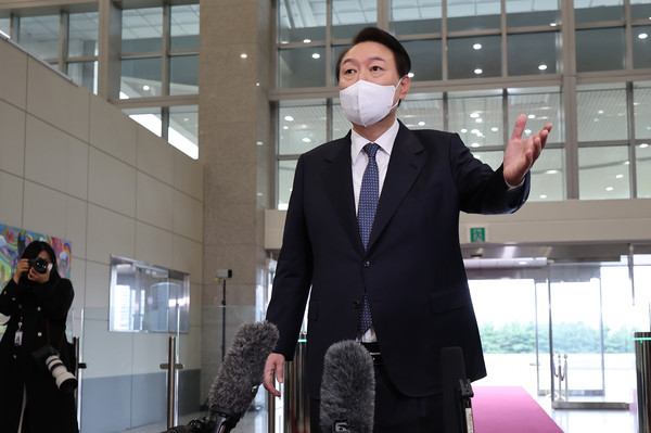 윤석열 대통령이 4일 오전 서울 용산 대통령실 청사로 출근, 취재진의 질문에 답하고 있다. / 사진=연합뉴스