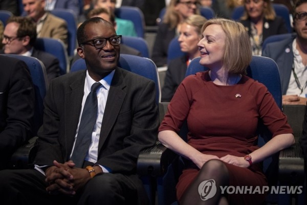 리즈 트러스(왼쪽) 영국 총리와 쿼지 콰텡 재무부 장관 [사진=연합뉴스]