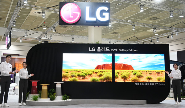 LG전자가 KES2022에 참가해 세계 최대 97형 올레드 TV 등 혁신제품을 공개했다. 사진=LG전자 제공