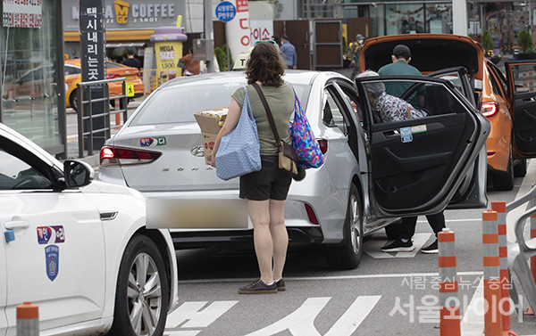 심야 택시난 완화 대책이 발표된 4일 오후 서울 중구 소재 서울역에서 시민들이 택시를 이용하고 있다.