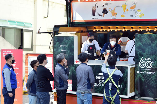 인천 서구 SK인천석유화학에서 'GO 해피트럭' 일일 바리스타로 나선 최윤석 사장(해피트럭 내부 가운데)이 협력사 구성원들에게 감사의 의미를 담아 음료를 전달하고 있다. 사진=SK이노베이션 제공