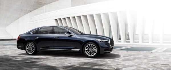 The 2023 K9은 고급감을 강화하는 신규 사양을 기본 적용하고 일부 선택 패키지에 고객 선호 기능을 추가해 상품성을 높인 것이 특징이다. 사진=기아 제공