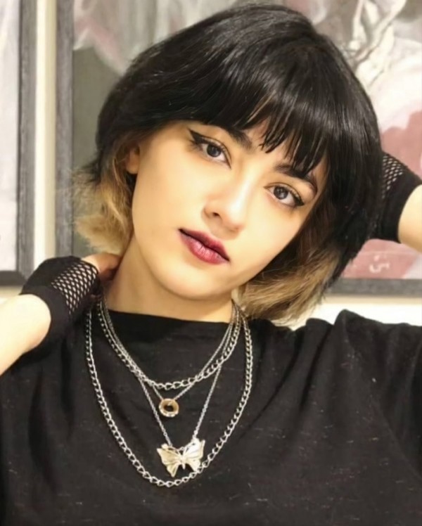 지난 4일(현지시간) 17세인 니카 샤카라미는 지난달 20일 이란 수도 테헤란 거리에서 히잡시위를 한 후 열흘 동안 행방불명됐다가 숨진채 발견됐다. 사진=트위터