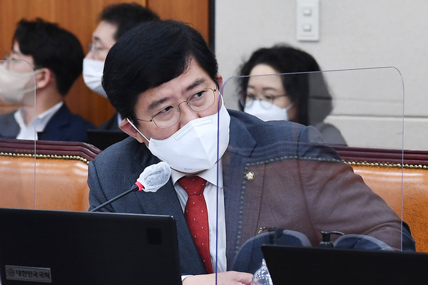 윤창현 국민의힘 의원이 4일 국회에서 열린 정무위원회의 국무조정실, 국무총리비서실 국정감사에서 이스타 항공 관련 질의를 하고 있다. 사진=연합뉴스
