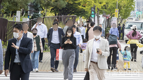 5일 시민들이 이동을 하고 있다.