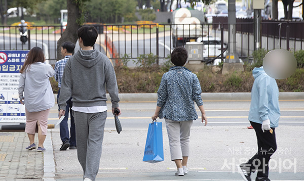 시민들이 산책을 즐기고 있다.