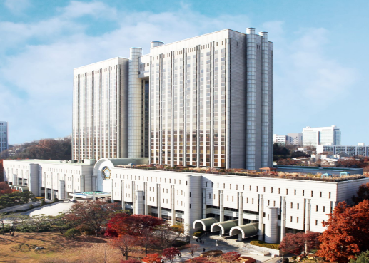 의료기기 업체 관계자에게 32차례 대리수술을 시킨 혐의를 받던 병원장이 징역 2년6개월을 선고받았다. 병원 행정원장과 의료기기 공급, 판매업자도 징역형을 받았다. 사진=서울중앙법원 홈페이지