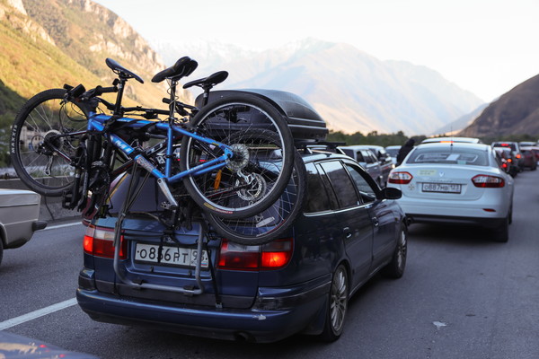 러시아를 떠나려는 사람들로 꽉 막힌 러시아-조지아 국경 검색대 주변 도로 (타스=연합뉴스)