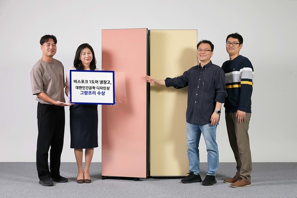 이보나 삼성전자 생활가전사업부 CX팀 상무와 구성원들이 인간공학디자인상 '그랑프리'를 수상한 비스포크 1도어 냉장고를 소개하고 있다. 사진=삼성전자 제공