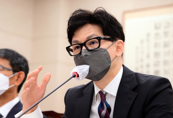 한동훈 법무부 장관이 6일 서울 여의도 국회 법제사법위원회에서 열린 법무부·대한법률구조공단·한국법무보호복지공단 등에 대한 국정감사에서 의원 질의에 답변하고 있다. / 사진=국회사진기자단