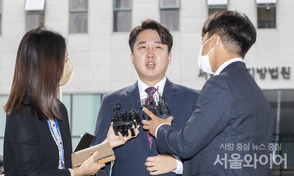 국민의힘 이준석 전 대표가 28일 서울 양천구 서울남부지방법원에서 열린 국민의힘 당헌 효력 정지 가처분 심문을 마친 뒤 법원을 나서며 취재진 질문에 답하고 있다. / 사진=서울와이어DB