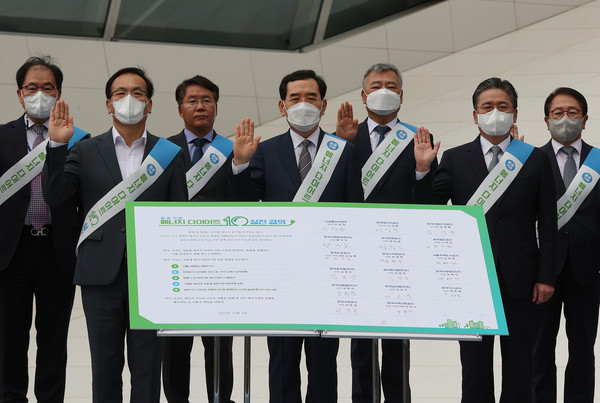 이창양 산업통상자원부 장관(가운데)이 6일 오후 '공공기관 에너지 다이어트 10 실천 결의' 행사에 참석해 주요 공공기관장들과 결의문 낭독하고 선서하고 있다. 사진=연합뉴스 제공