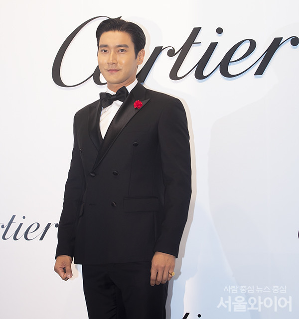 배우겸 가수 최시원이 행사에 참석, 포즈를 취하고 있다.