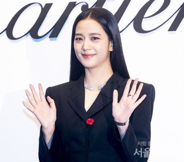 블랙핑크 지수가 행사에 참석, 포즈를 취하고 있다.