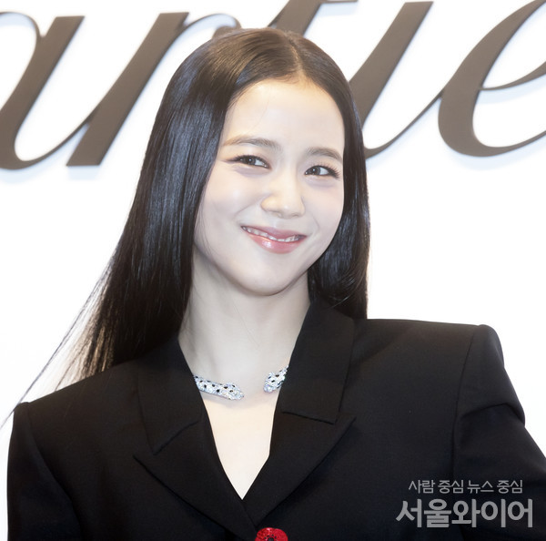 블랙핑크 지수가 행사에 참석, 포즈를 취하고 있다.