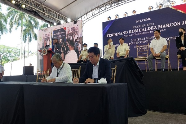 (왼쪽부터) 필리핀 제이미 바티스타 교통부장관과 롯데건설 김종수 토목사업본부장이 계약서에 서명하고 있다. 사진=롯데건설 제공