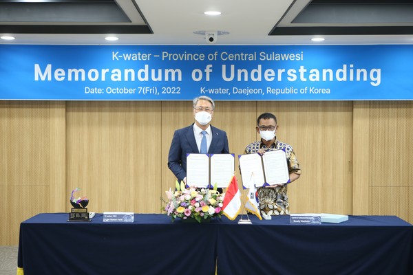 박재현 한국수자원공사 사장(왼쪽)이 7일 대전 본사에서 러스디 마스투라 인도네시아 술라웨시 주지사와 물·에너지 개발을 위한 양해각서를 체결한 뒤 기념촬영을 하고 있다. 사진=한국수자원공사 제공 