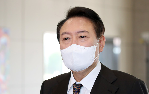 윤석열 대통령이 11일 오전 서울 용산 대통령실 청사로 출근, 기자들과 질의응답을 하고 있다. / 사진=연합뉴스