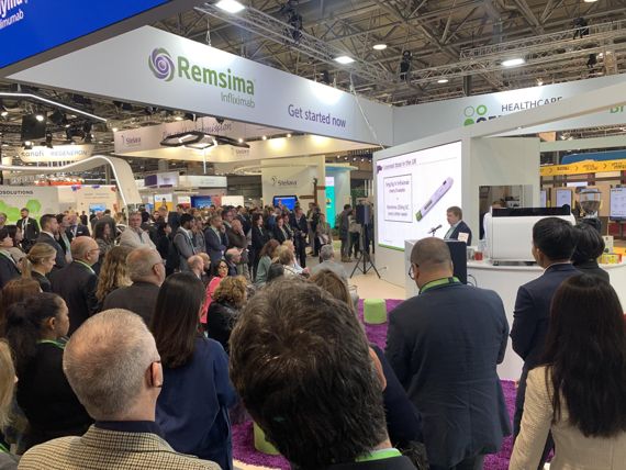 오스트리아 빈에서 열린 2022 유럽장질환학회(UEGW)의 셀트리온헬스케어 부스에서 램시마SC의 전환 효과를 발표하고 있다. 사진=셀트리온헬스케어 제공.