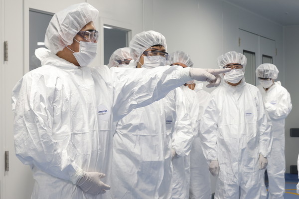 이 부회장이 준공식을 마친 뒤 가동에 돌입한 제4 공장을 직원들과 함께 살피고 있다. 사진=삼성전자 제공