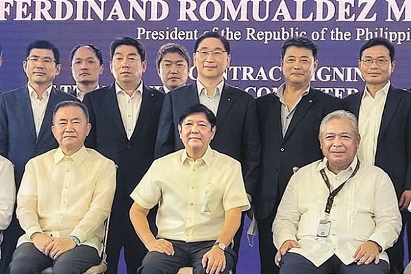르디난드 마르코스 주니어(앞줄 가운데) 필리핀 대통령과 윤영준(뒷줄 오른쪽에서 셋째) 현대건설 사장이 기념 촬영을 하고 있다. 사진=현대건설 제공