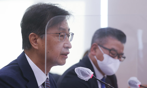 최재해 감사원장이 11일 국회 법제사법위원회에서 열린 감사원에 대한 국정감사에서 증인 선서를 하고 있다. / 사진=국회사진기자단