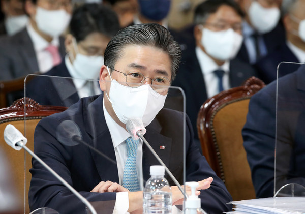 정승일 한국전력공사 사장이 11일 오후 전남 나주 한국전력 본사에서 열린 산업통상자원중소벤처기업위원회 국정감사에서 의원들 질의에 답변하고 있다. 사진=연합뉴스 제공