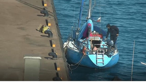 지난 1일 부산항 입항 예정이었지만 러시아인 10명이 탑승한 요트가 여행목적이 불분명한 이유로 입국 불허돼 11일 출항했다. 사진=연합뉴스
