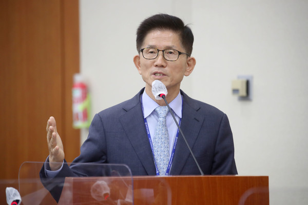 김문수 경제사회노동위원장이 12일 서울 여의도 국회에서 열린 환경노동위원회의 경제사회노동위원회 등에 대한 국정감사에서 의원 질의에 답변하고 있다. / 사진=국회사진기자단