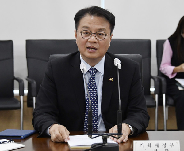 금융당국이 증안펀드 재가동을 발표한 지도 2주가량이 지났지만, 정확한 실행 시기는 밝히고 있질 않아 시장의 불만이 커지고 있다. 증시 변동성이 확대된 상황에서 최소 지수 하단지지 역할을 해줄 것으로 기대를 모았으나 당국의 늦장 대응이 시기를 놓치는 것 아니냐는 우려도 나온다. 사진은 방기선 기획재정부 제1차관. 사진=기획재정부 제공