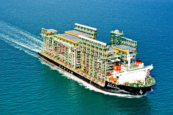 한진리더호가 중량 모듈을 운송하고 있다. 사진=한진 제공