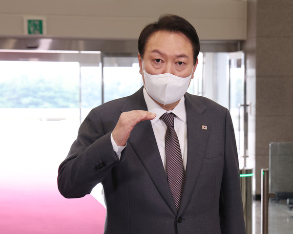 윤석열 대통령이 14일 오전 서울 용산 대통령실 청사로 출근하며 취재진의 질의에 답하고 있다. / 사진=연합뉴스