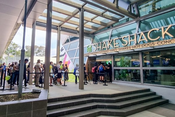 쉐이크쉑 비샨점은 다양한 높이에서 여러 방향으로 교차하는 비샨 지역 도로의 모양에 영감을 얻어 도시적인 느낌으로 천장과 벽, 조명 등을 꾸몄다. 사진=SPC그룹 제공