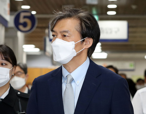 자녀 입시비리·감찰무마 의혹을 받는 조국 전 법무부 장관이 14일 오전 서울 서초구 서울중앙지법에서 열린 1심 속행 공판에 출석하고 있다. / 사진=연합뉴스