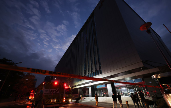 15일 오후 화재가 발생한 경기도 성남시 분당구 삼평동 SK 판교 캠퍼스 A동.  여기에 세든 카카오 데이터센터에서 통신장애가 발생하면서 동시다발 서비스 먹통으로 이용자들이 큰 불편을 겪었다.  (사진 연합뉴스 제공)