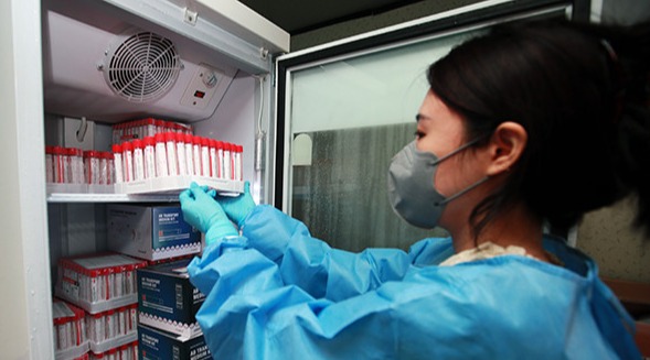 코로나19 선별진료소에서 의료진이 코로나 검사키트를 꺼내고 있다. 사진=서울와이어 DB